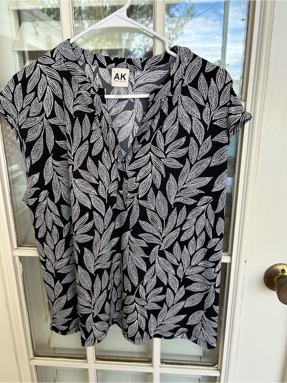 Anne Klein Black Leaf-Print V-Neck Cap Sleeve Blouse